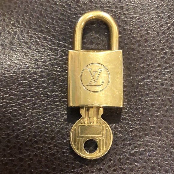 Vintage LV Louis Vuitton Padlock Lock & Key 219 - Picture 6 of 16
